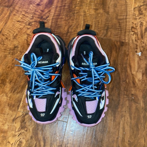 Balenciaga - Picture 2 of 3